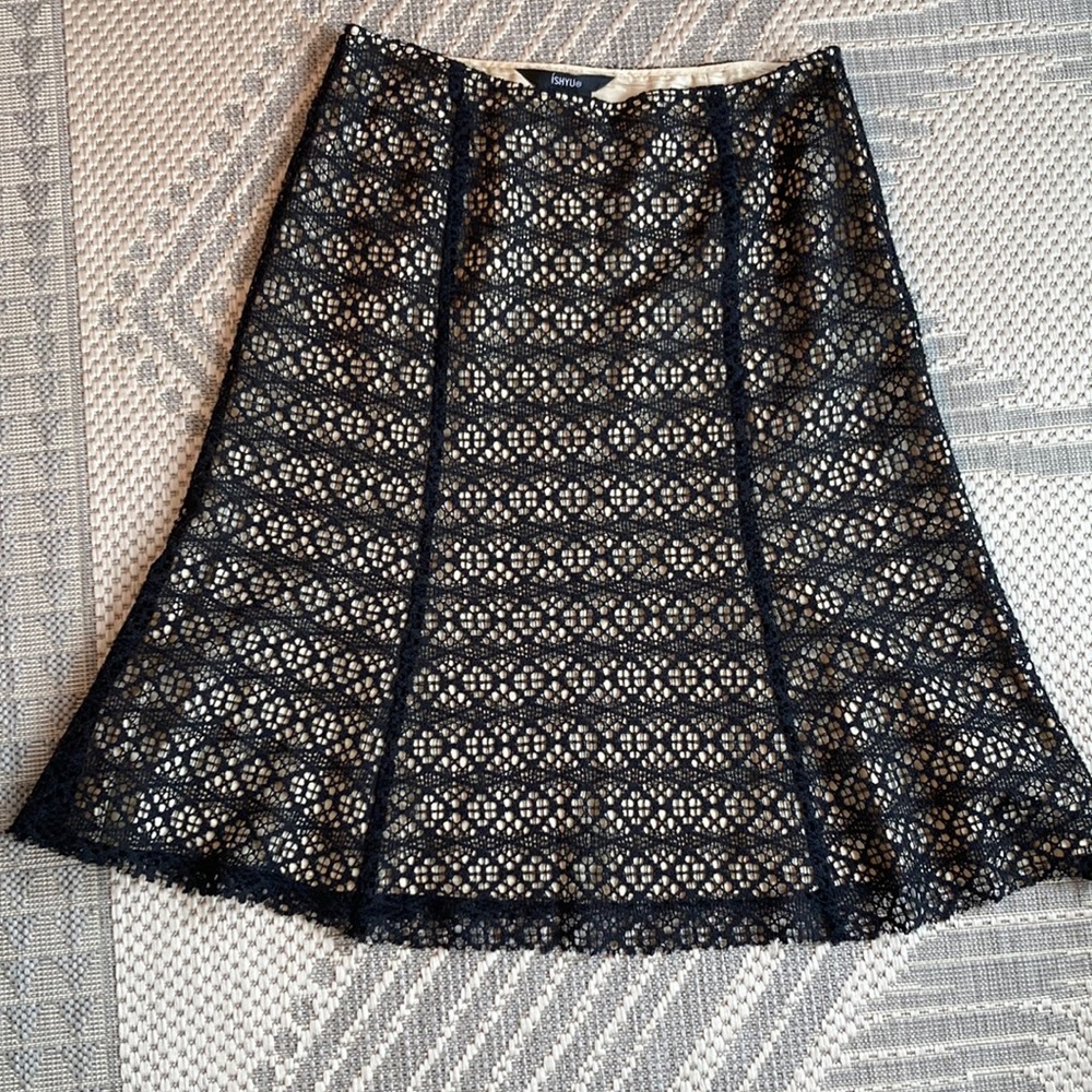Black lace overlay skirt size 6 hidden zipper - tan lining with black lace